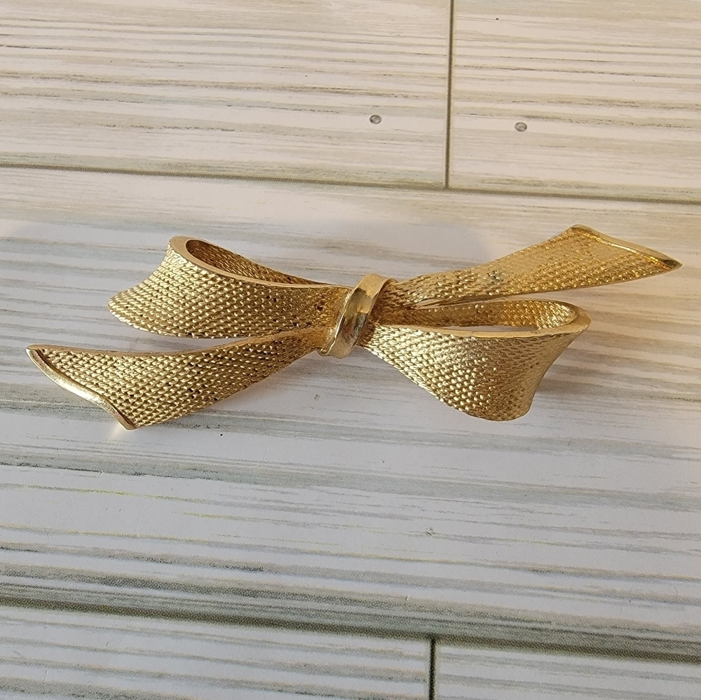 Vintage Coro Pegasus Gold Tone Textured Bow Ribbon Brooch Pin